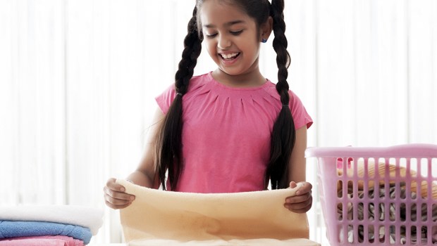 CHILD FOLDING CLOTHES