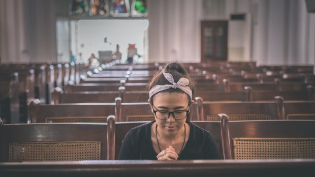 TEENAGE,GIRL,PRAYING,CHURCH