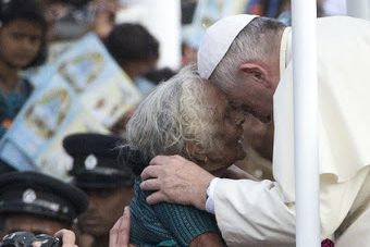 Pope Francis greets an elderly woman as he arrives in Madhu &#8211; AFP &#8211; es