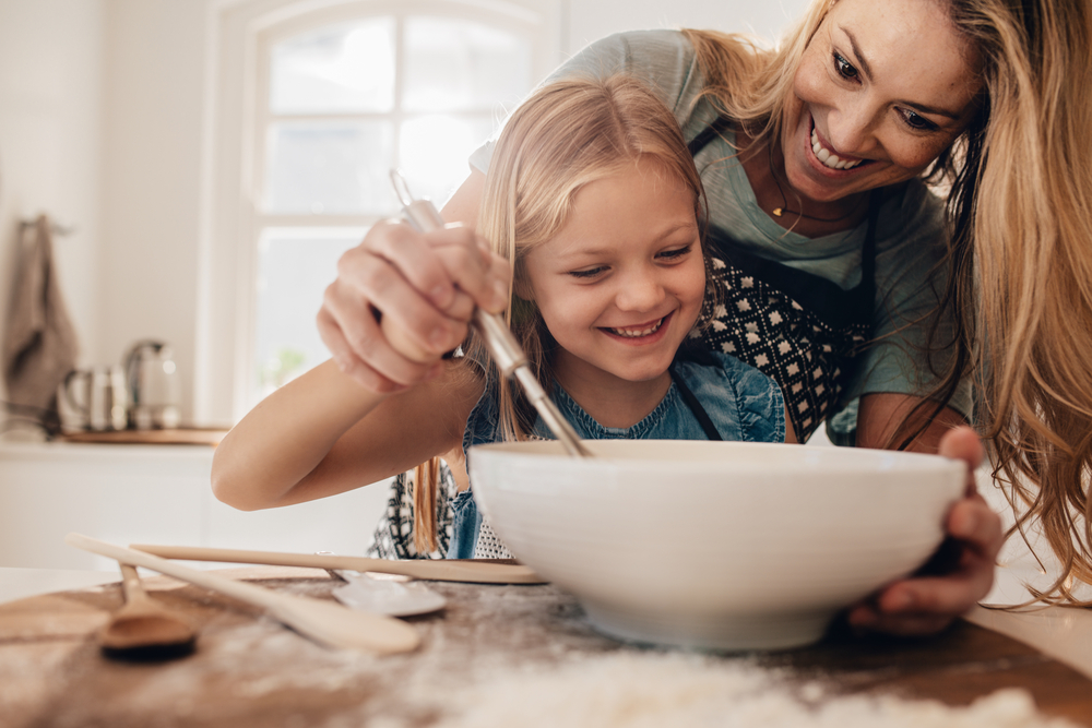 MOM,DAUGHTER,COOK