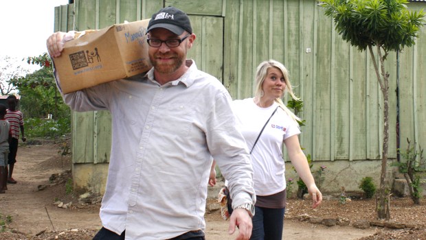 COUPLE,MISSIONS,AID