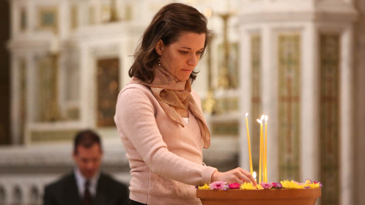 WOMAN,MASS,CANDLES