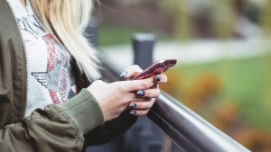 WOMAN,SOCIAL MEDIA,PHONE