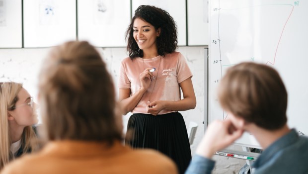 WOMAN,WORK,PRESENTATION