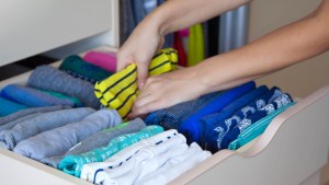 WOMAN,ORGANIZING,DRAWERS