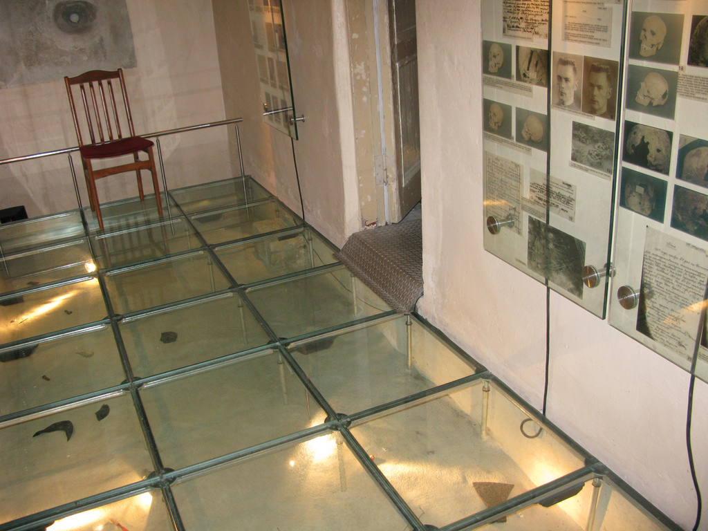 EXECUTION ROOM