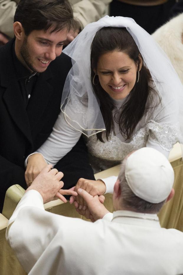 Man Proposes To Girlfriend In Front Of Pope Francis