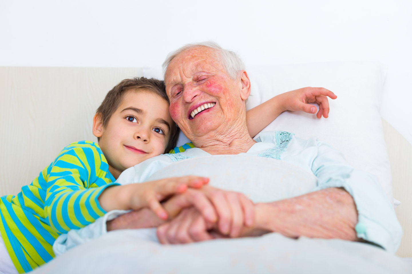 WEB-OLD-SICK-GRANDMOTHER-GRANDCHILD-BED-shutterstock_397961914-Lighthunter-AI