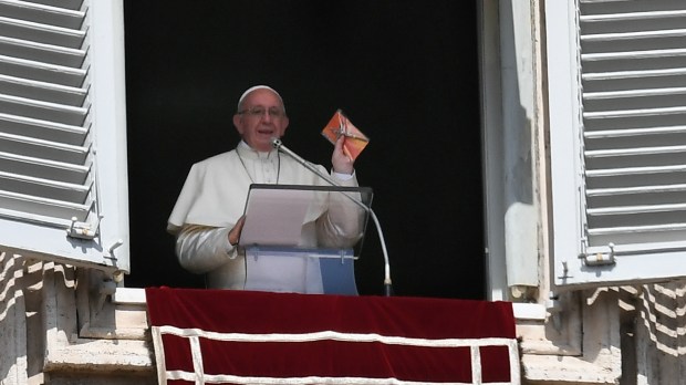 POPE FRANCIS,CRUCIFIX