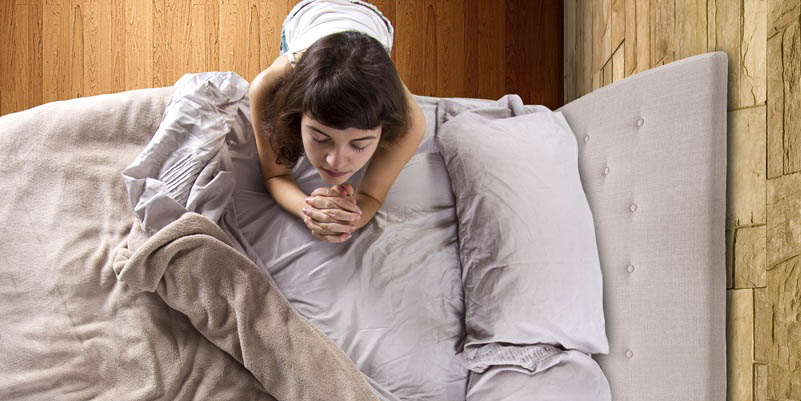 GIRL PRAYING,BED