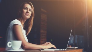 WOMAN,WORKING,COFFEE SHOP