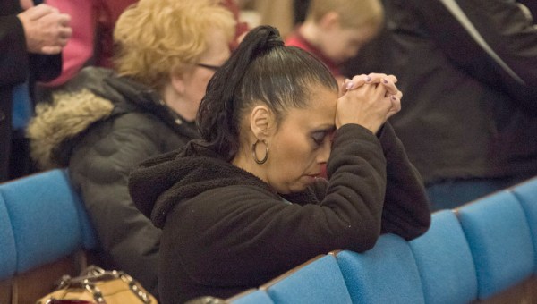 WOMAN,PRAYING,MASS