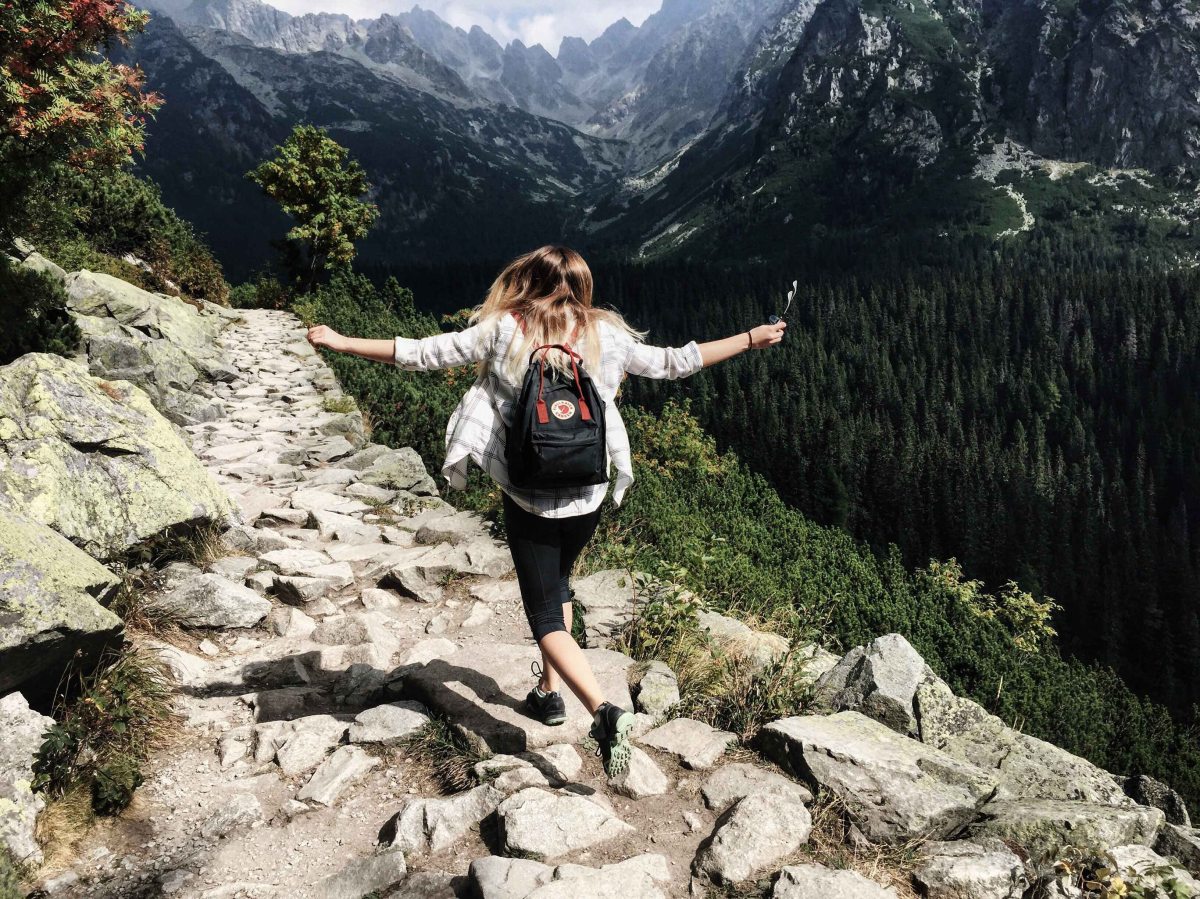 WOMAN,HIKING