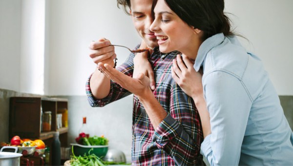 COUPLE COOKING