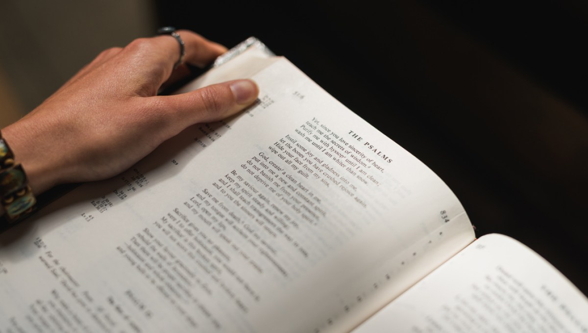 WOMAN,READING,PSALMS