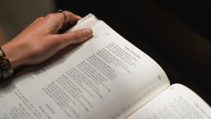 WOMAN,READING,PSALMS