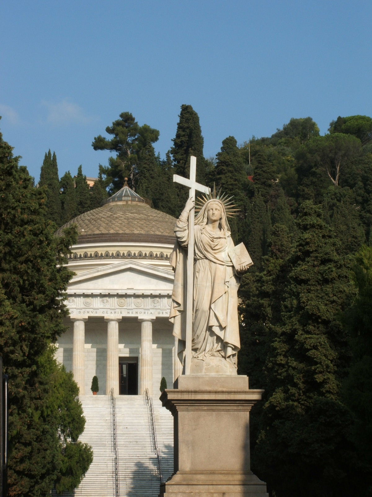 Genova_-_Cimitero_di_Staglieno_-_Statua_della_Fede_e_Pantheon