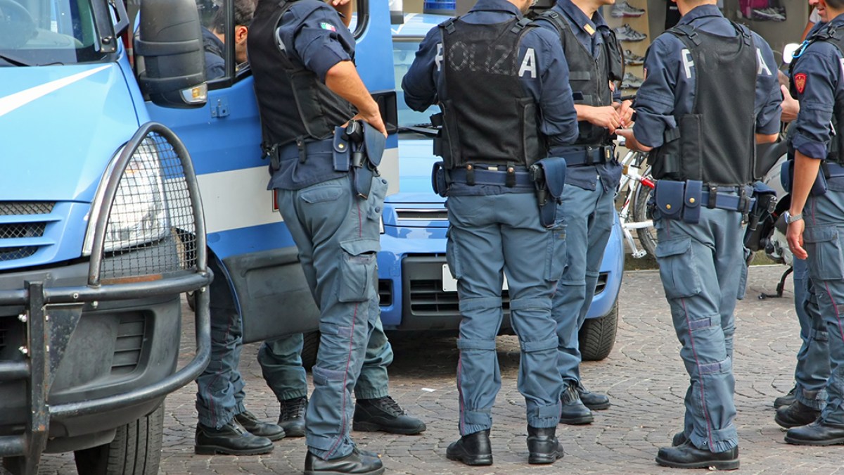 ITALIAN POLICEMEN