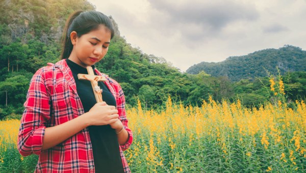 WOMAN,CROSS,FIELD
