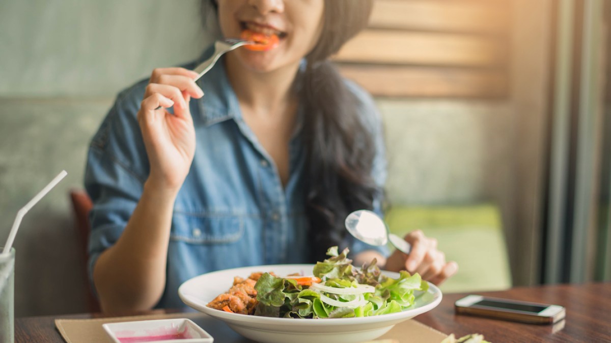 WOMAN,LUNCH