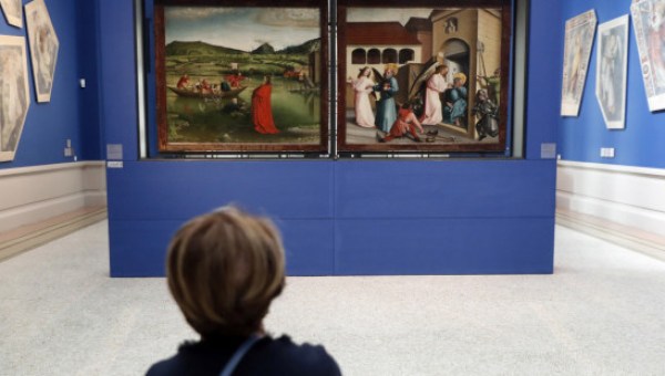 CHILD LOOKING AT PAINTINGS