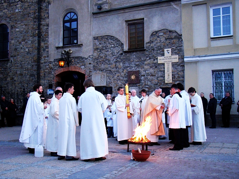 096_franciscan_monks_preparing_to_light_the_christ_candle_prior_to_easter_vigil_mass_sanok_2010.jpg