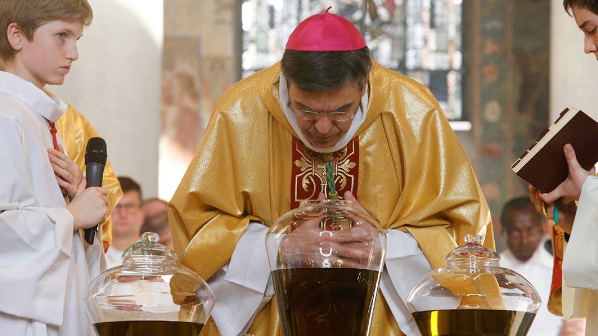 web3-chrism-mass-blessing-oil-godong-fr563155b.jpg