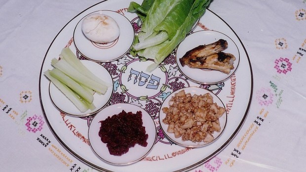 web3-seder-plate-food-passover-jewish-feast-yoninah-wiki-cc3.jpg