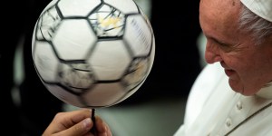 Italian football&#8217;s moving gesture to honor Pope Francis