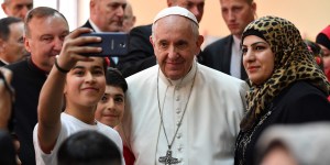 For youth who face media-induced anxiety or depression, pope has advice