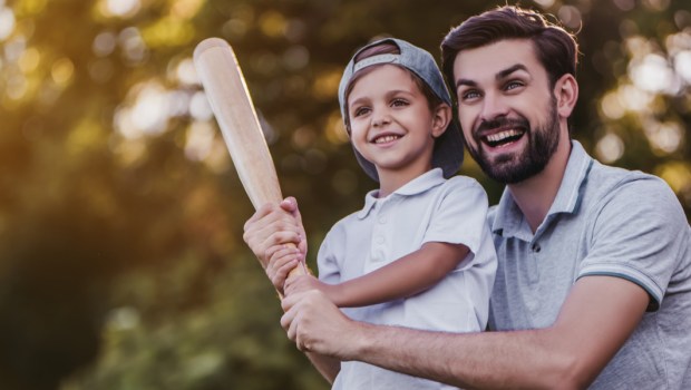 Homme et garçon jouent ensemble