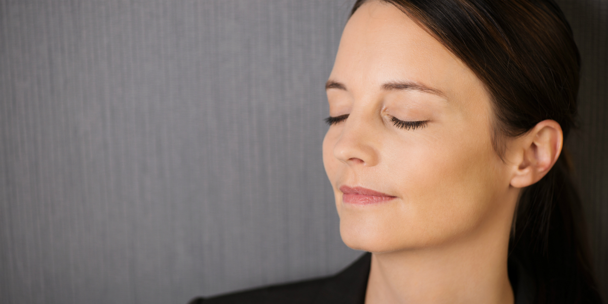 woman-praying-at-the-office.jpg