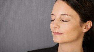 woman-praying-at-the-office.jpg