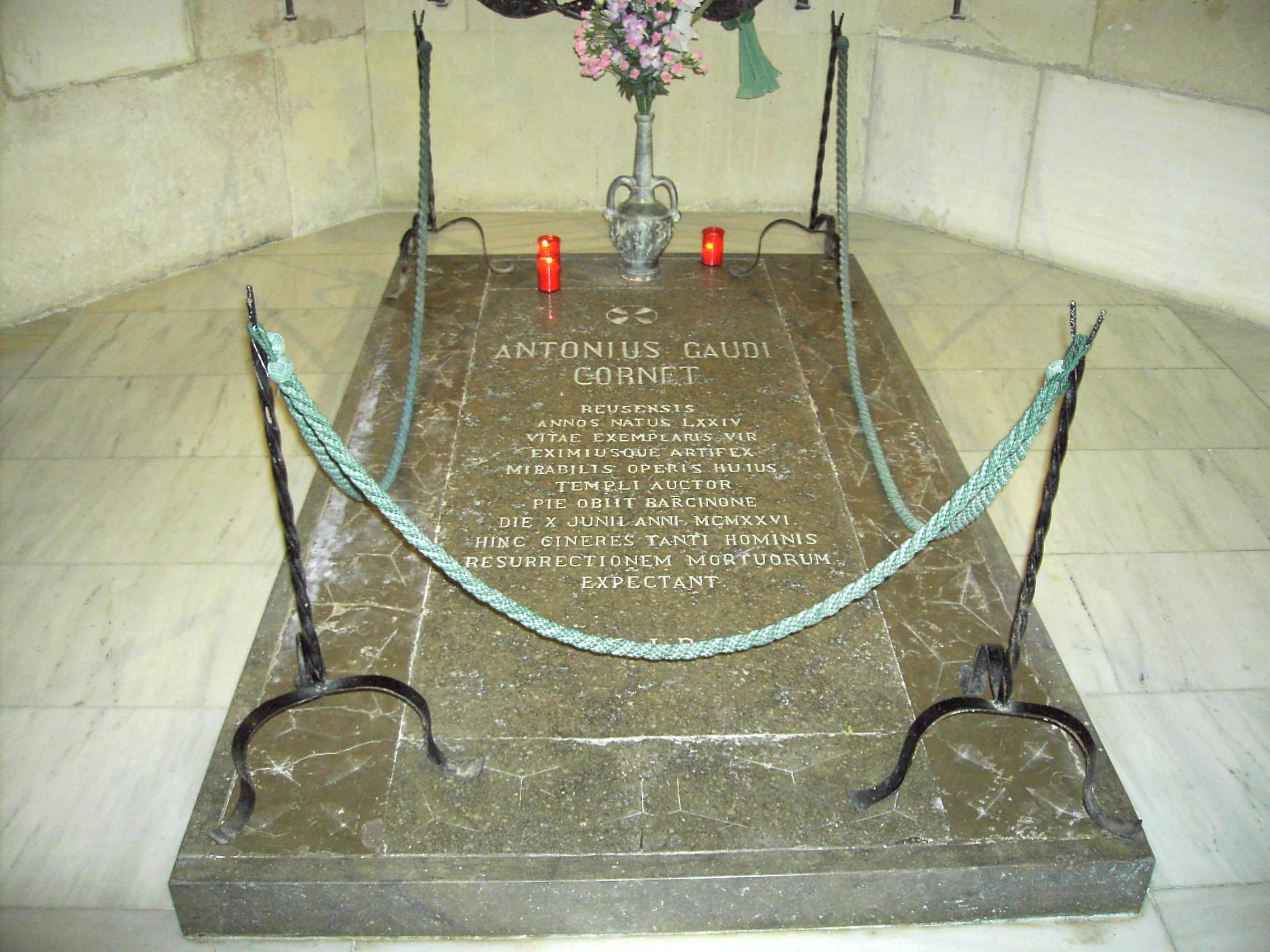 GAUDI TOMB; SAGRADA FAMILIA