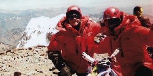 Woman with advanced lung cancer climbs highest mountain outside of Asia with her daughter