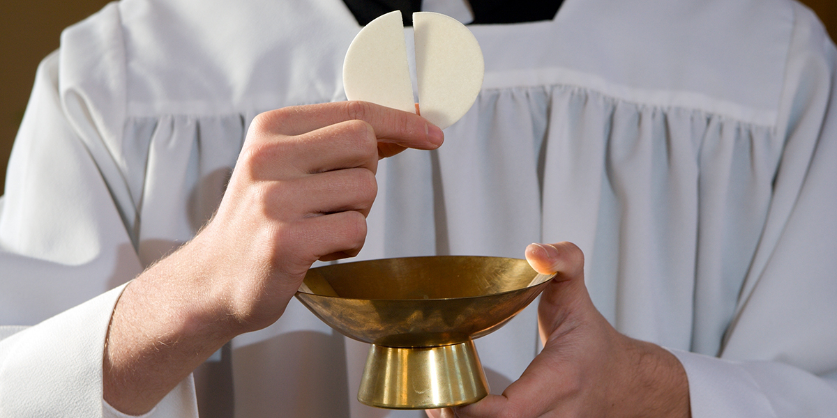 This Eucharistic host was filmed bleeding and pulsating like a heart on ...