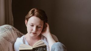 WOMAN, READING, SOFA