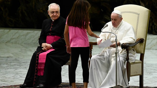 Little girl steals the show at pope's audience