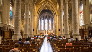 fidèles dans une église