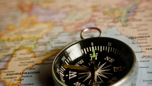 Boussole sur une carte