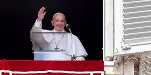 Pope Francis gets stuck in elevator for 25 minutes