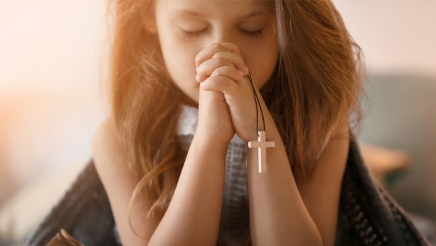 Petite fille en train de prier