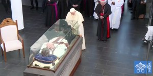 In Mauritius, Pope Francis stops to pray at tomb of another apostle to peoples who suffered slavery