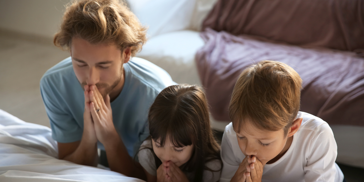 FATHER-PRAYING-KIDS-BED