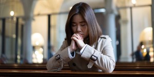 web3-catholic-prayer-mass-woman-church-no-te-eksarunchai-shutterstock.jpg