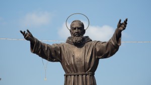 web3-padre-pio-statue-saint-rosary-dagmar-breu-shutterstock.jpg