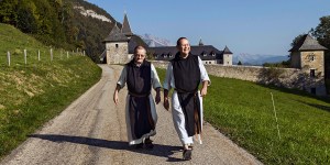 What is the daily schedule of a Catholic monk?
