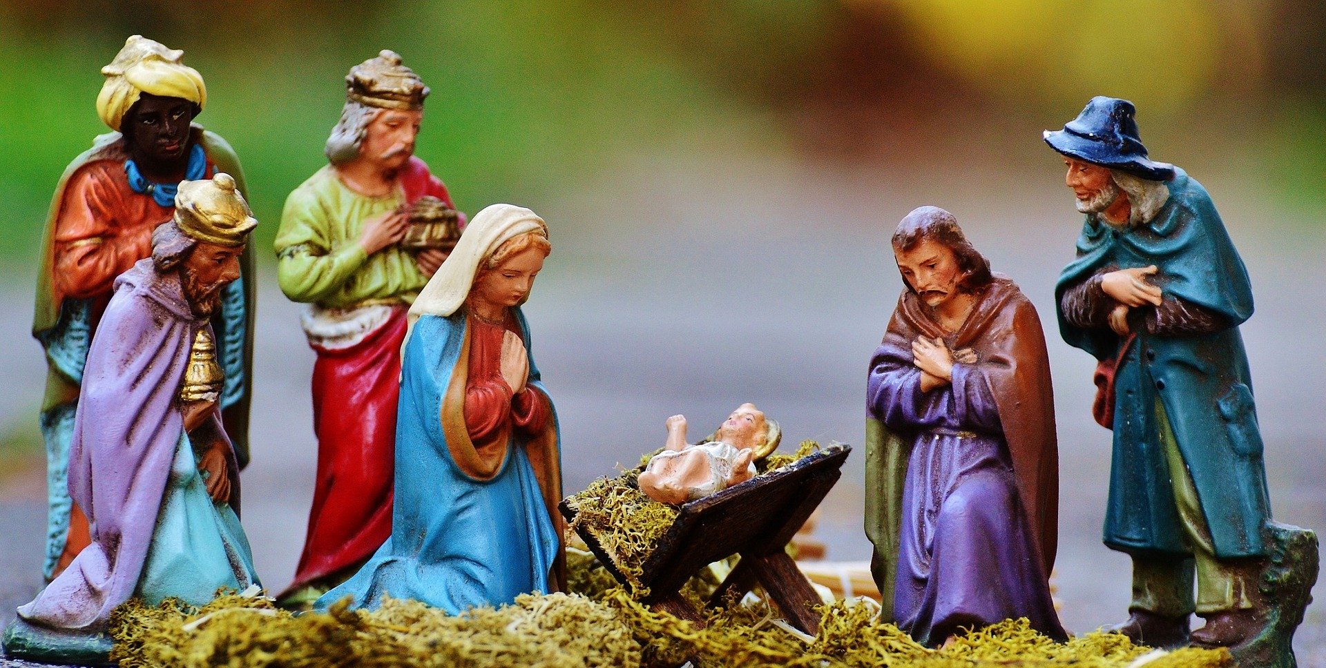 ENNAS Set of 10 Christmas Holiday Nativity Scene Includes Stable Mary and Wisemen Jesus Joseph