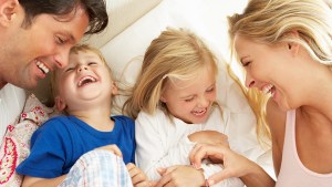 WEB3;FAMILY;HAVING;FUN;BED;Shutterstock_113670172;KS01