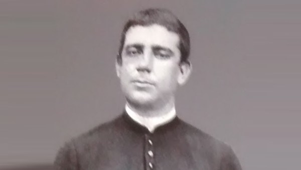 Corner Item Image - This miracle-working Brazilian priest drew millions